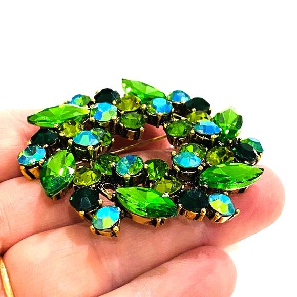 Vintage look wreath brooch pendant green rhinestones pin stacked dimensional - Picture 6 of 8